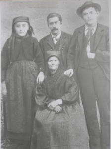 Ritratto di famiglia in abiti tradizionali (1910)